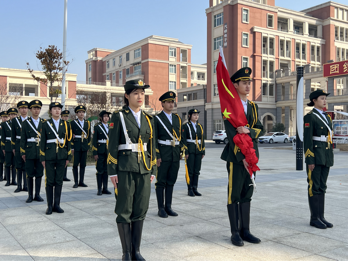 不负春光向阳生  踔厉笃行启新程-宿州工业学校举行新学期第一次升旗仪式(图1)