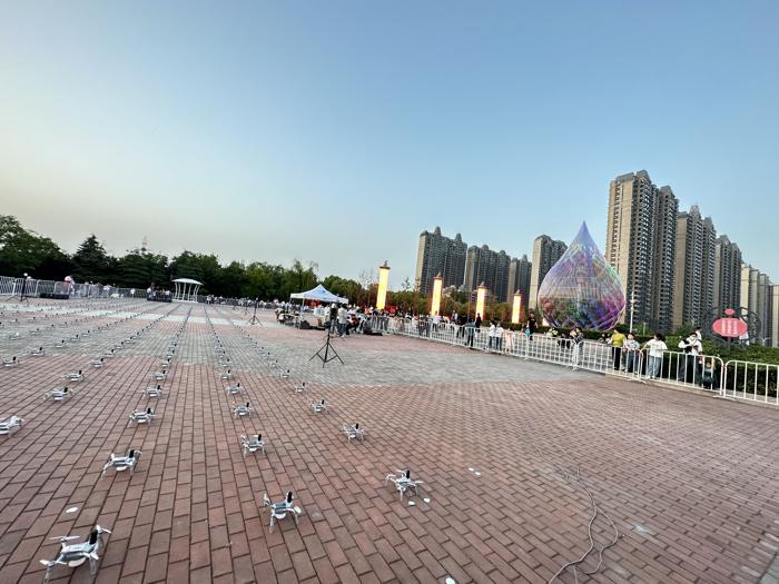 无人机表演拉开了宿州2023年职业教育活动周的序幕(图1)