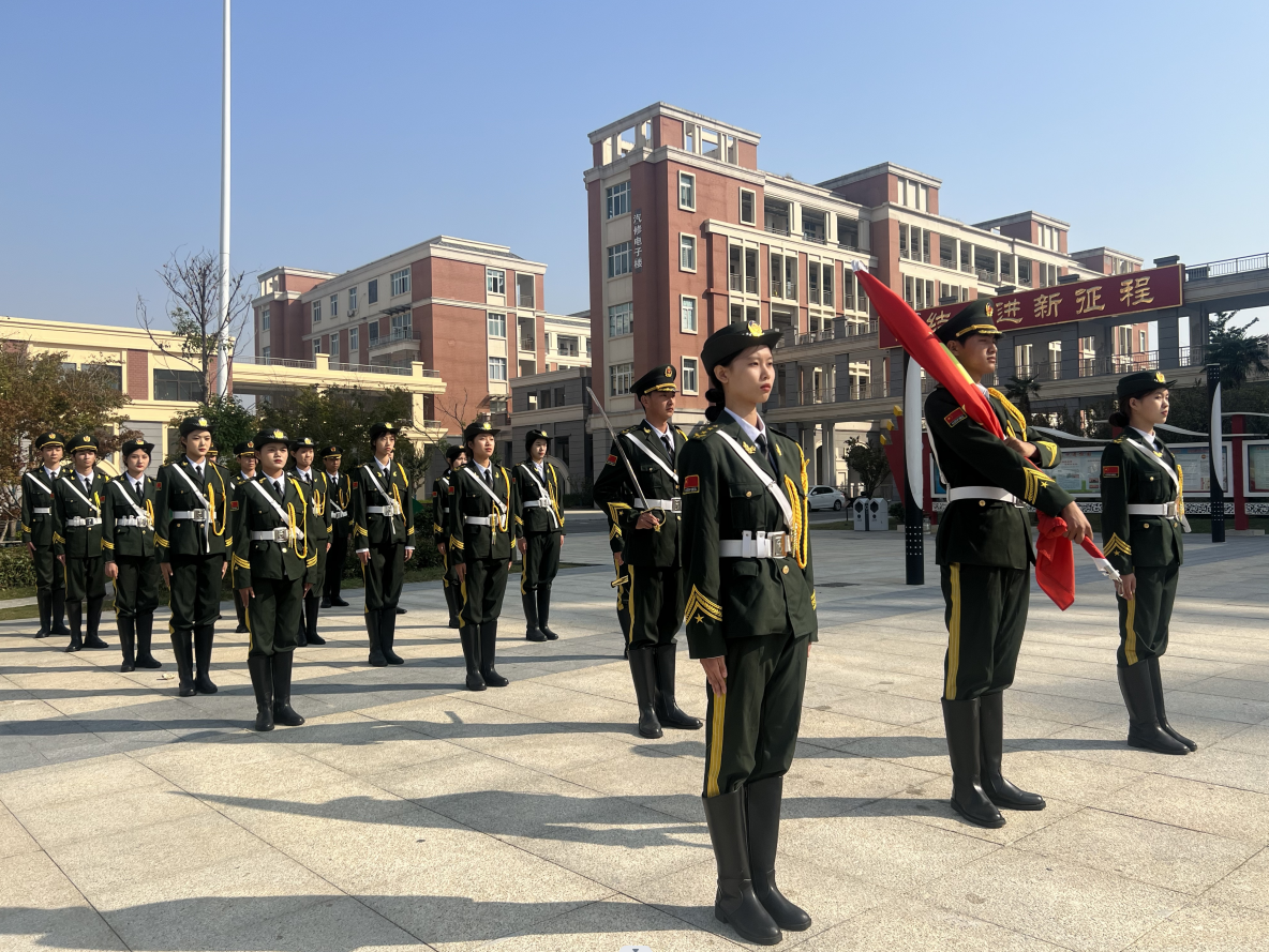 青春恰似火 扬帆正当时——安徽省宿州工业学校举行升旗仪式暨国旗下讲话(图1)