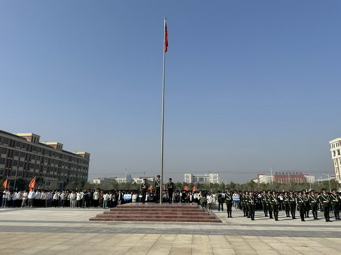 青春恰似火 扬帆正当时——安徽省宿州工业学校举行升旗仪式暨国旗下讲话(图3)