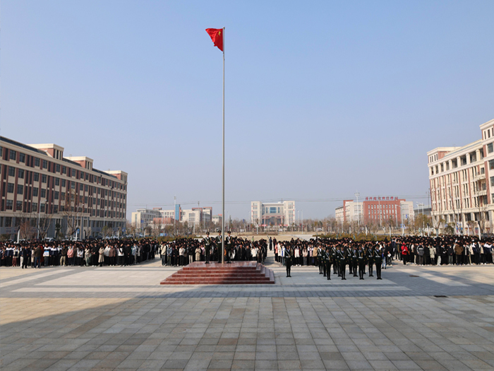 风劲好扬帆，奋进正当时 ——宿州工业学校举行新学期第一次升旗仪式(图1)