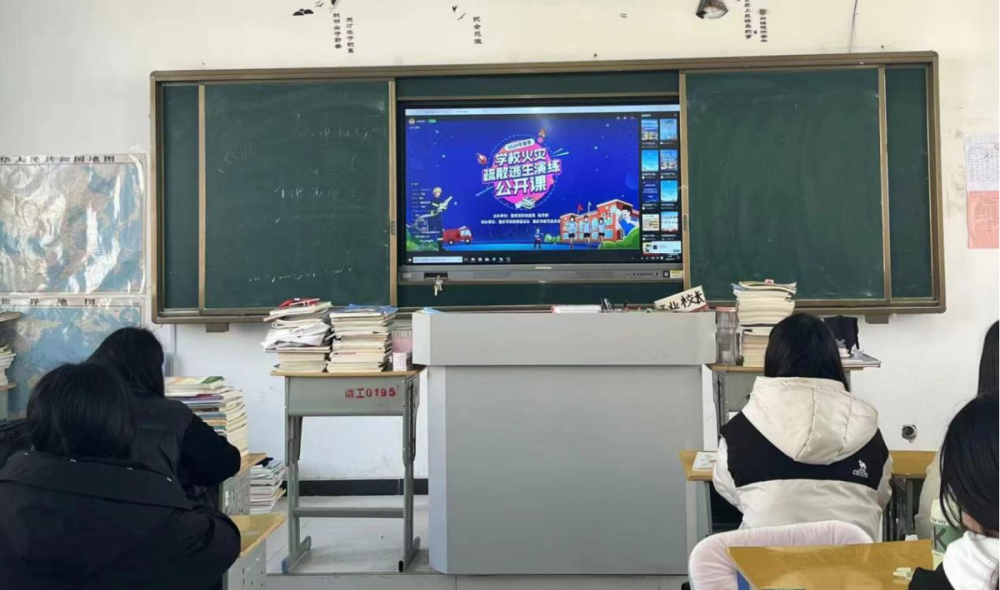 重视消防避火患，珍惜生命减灾难 ——宿州工业学校组织全体师生收看2024年春季学校火灾疏散逃生演练公开课(图4)