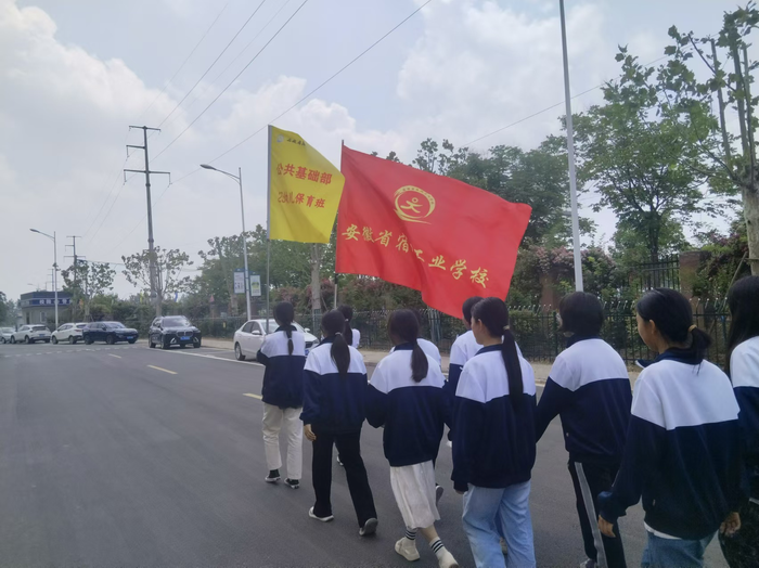 宿州工业学校学生开展“职教进村”（社区）活动(图1)