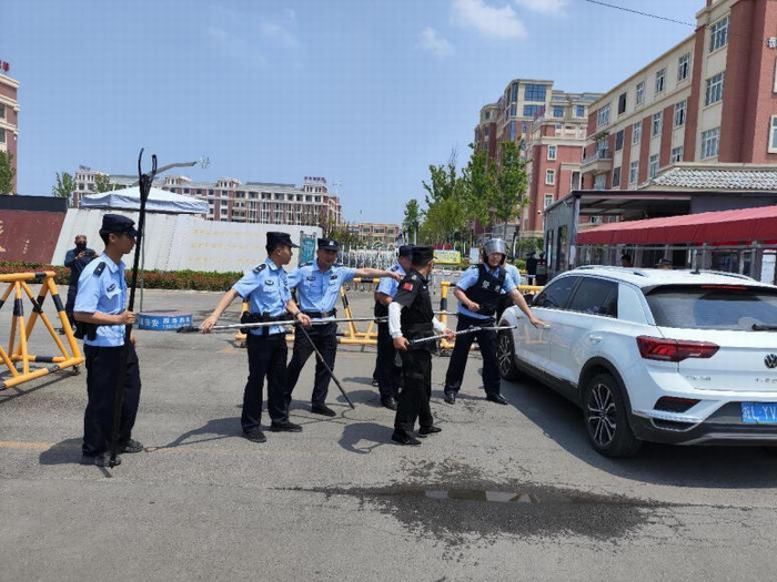 宿州工业学校与朱仙庄镇派出所联合举行反恐防暴演练(图1)