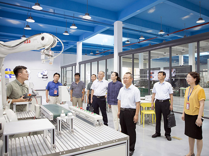 抢抓“一体化”发展机遇  探求“高质量”发展目标 --市委教育工委书记、市教体局局长甘大庆调研宿州工业学校(图3)