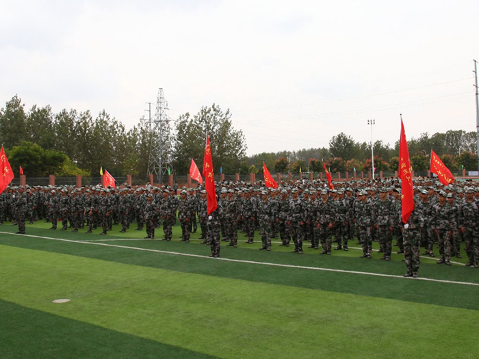 宿州工业学校新生军训汇演暨总结表彰大会圆满成功(图2)
