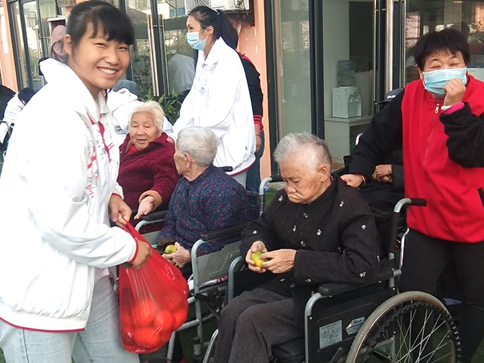 重阳献真情   敬老我先行(图2)