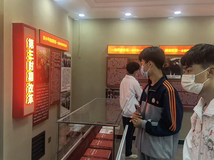 不忘历史  牢记使命 ——宿州工业学校2021年清明节祭扫革命烈士墓活动(图5)