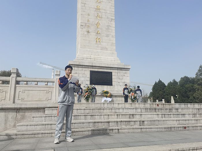 不忘历史  牢记使命 ——宿州工业学校2021年清明节祭扫革命烈士墓活动(图2)