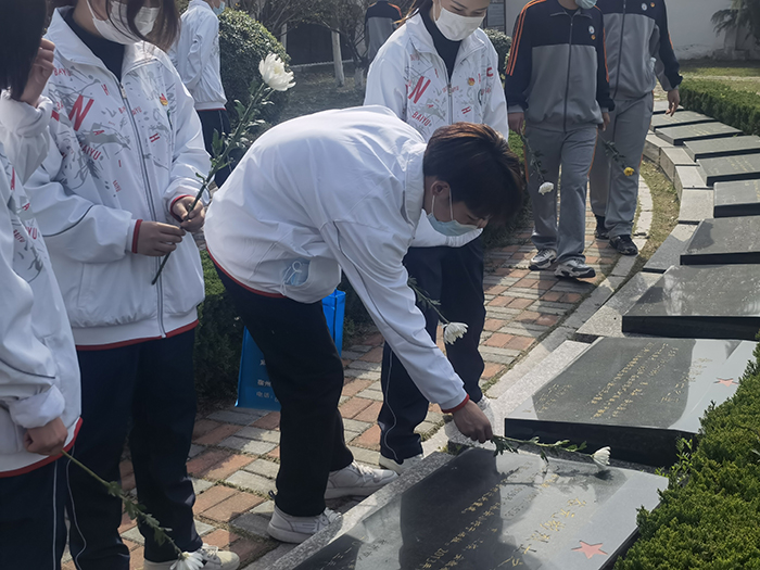 不忘历史  牢记使命 ——宿州工业学校2021年清明节祭扫革命烈士墓活动(图4)