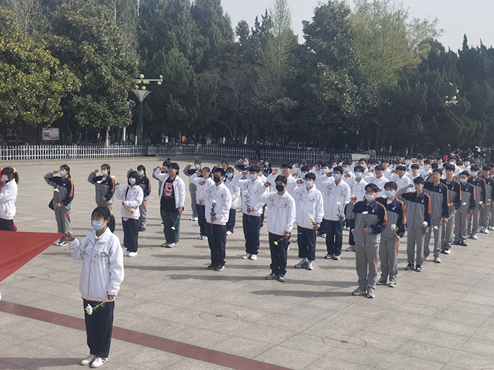 不忘历史  牢记使命 ——宿州工业学校2021年清明节祭扫革命烈士墓活动(图3)