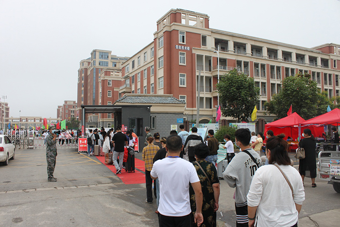 宿州工业学校喜迎2021级新生报到入学(图2)