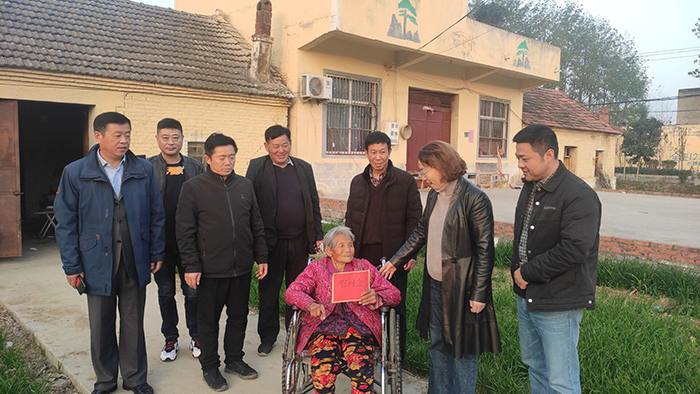 安徽省宿州工业学校深入灵璧县姚山村走访慰问脱贫户和驻村帮扶干部(图1)