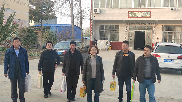 安徽省宿州工业学校深入灵璧县姚山村走访慰问脱贫户和驻村帮扶干部(图5)