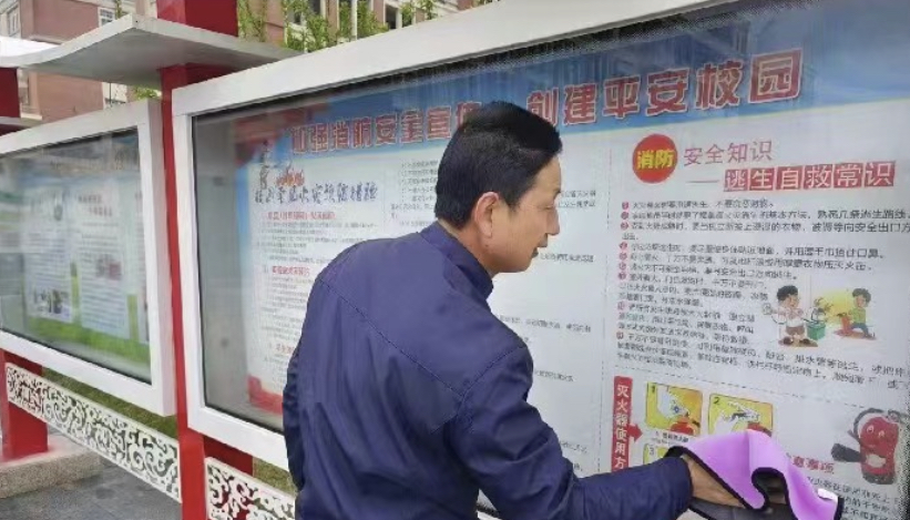 清洁校园 美化环境—第一党支部开展主题党日活动(图4)