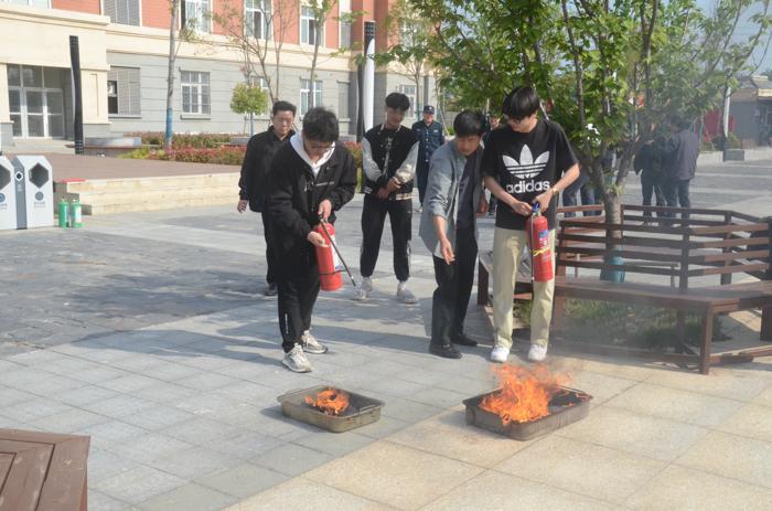 牢记消防安全  共筑平安校园——安徽省宿州工业学校举行消防应急安全演练(图3)