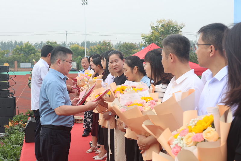 安徽省宿州工业学校召开2023年秋季学期开学典礼暨表彰和新生军训动员大会(图4)