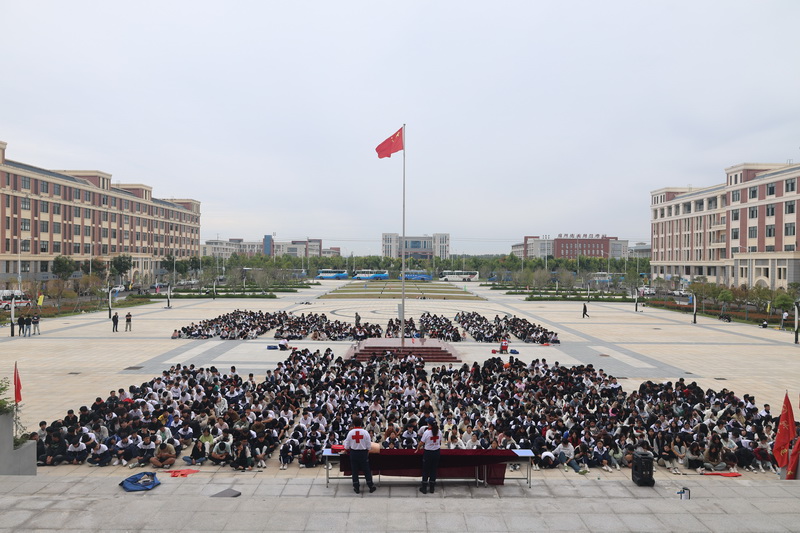 与爱同行,“救”在身边——安徽省宿州工业学校邀请市红十字会救援队对2023级新生开展应急救护培训(图1)