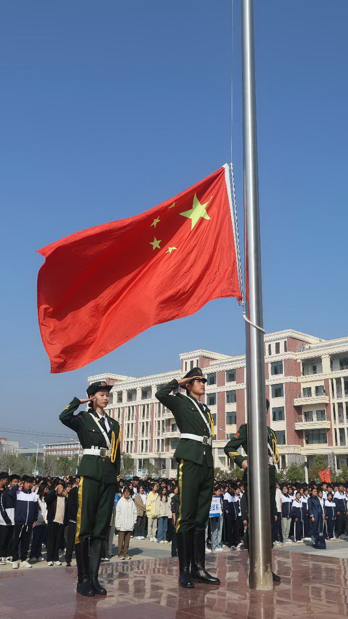 青春恰似火 扬帆正当时——安徽省宿州工业学校举行升旗仪式暨国旗下讲话(图2)