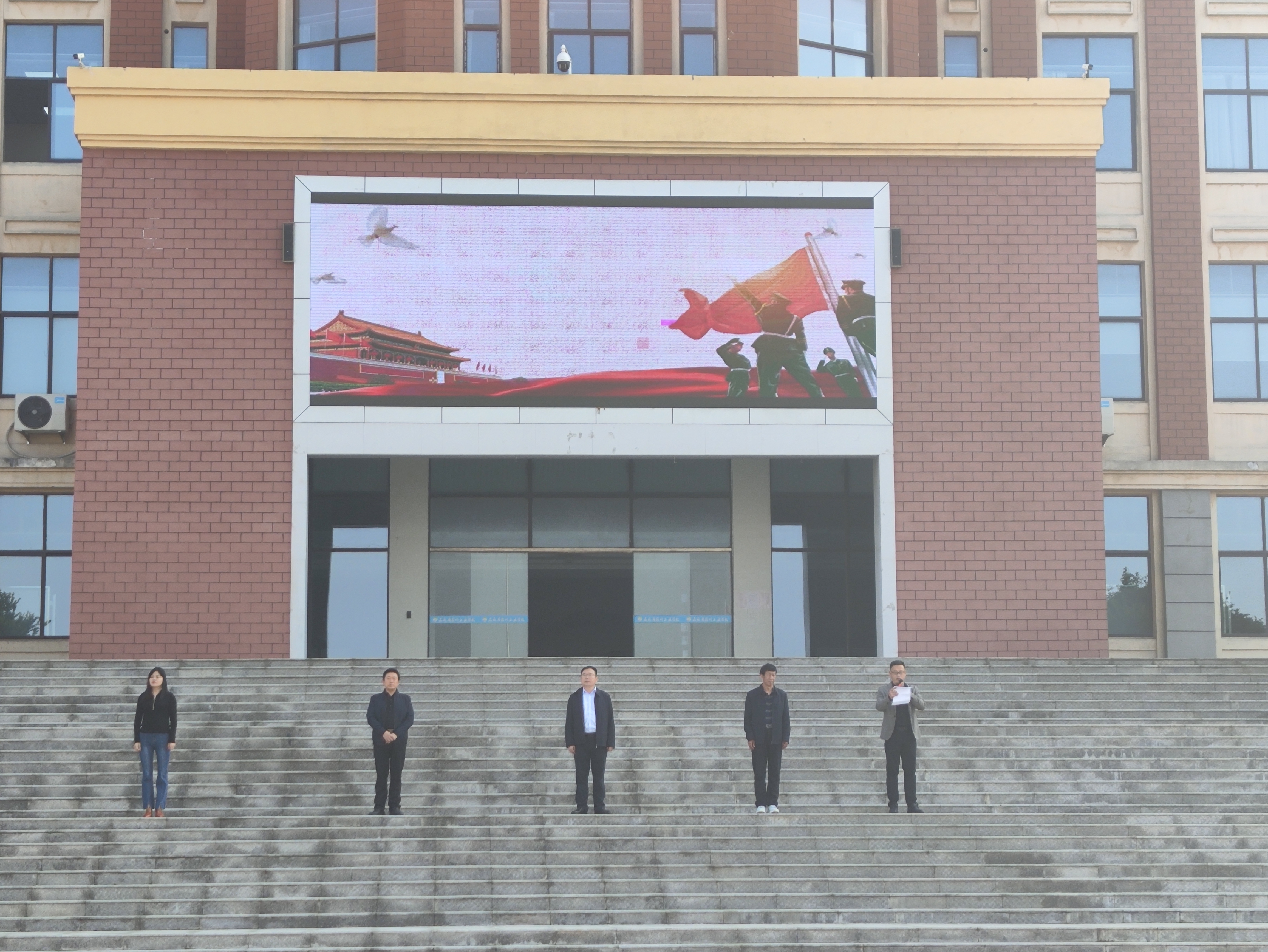 建设平安校园,与文明同行——国旗下讲话(图1)