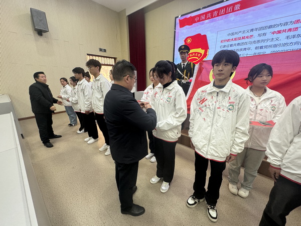 宿州工业学校开展2023年“团”聚青春力量，践行责任担当——新团员入团宣誓仪式(图2)