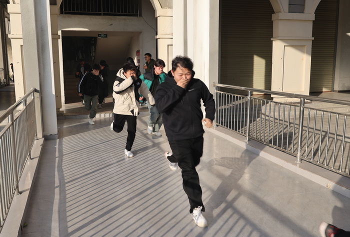 预防为主，生命至上——安徽省宿州工业学校举行消防应急安全演练(图2)
