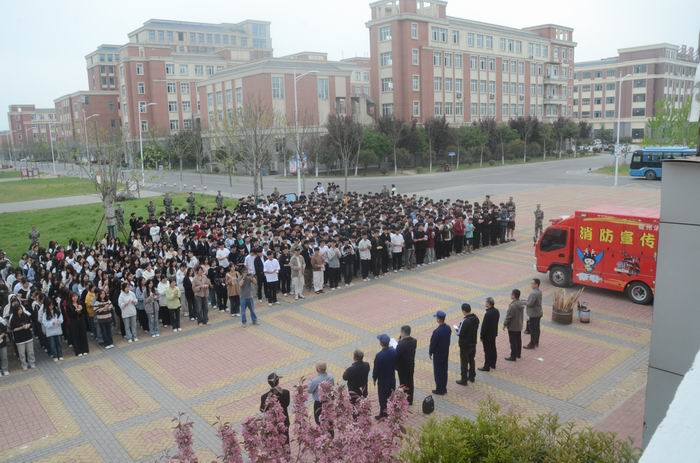 提升消防安全意识 筑牢消防安全防线 ——宿州工业学校开展2024年春季火灾逃生演练暨消防安全知识培训活动(图4)