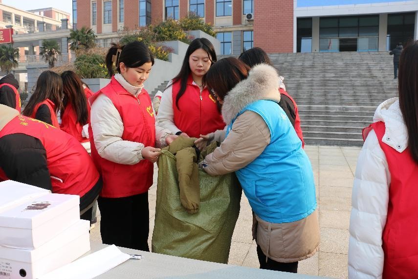 “衣旧情深”青春助力乡村振兴 宿州工业学校举办旧衣回收环保公益活动(图3)