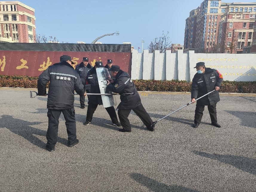 提升校园安防水平 筑牢校园安全防线 ——宿州工业学校开展新学期安保人员集中培训活动(图2)