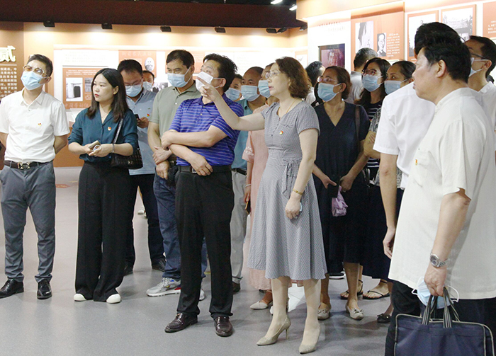 宿州工业学校组织党员干部参观长三角红色档案珍品展(图1)