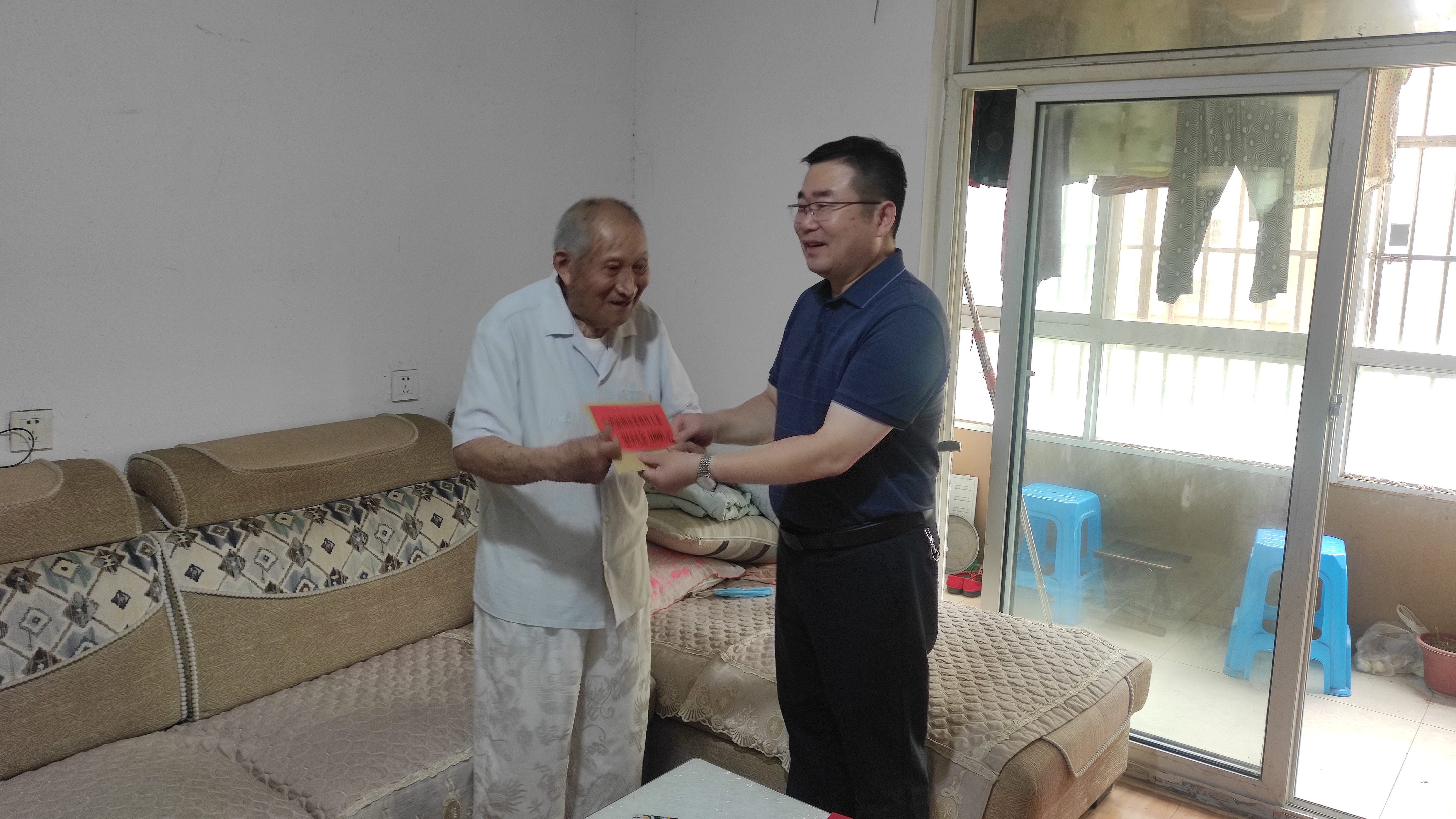 宿州工业学校领导走访慰问老党员和困难党员(图1)