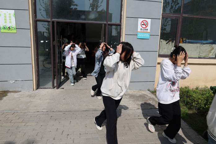 宿州工业学校举行“5.12”防震减灾演练(图2)