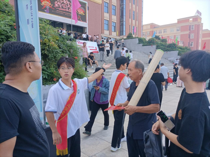 金秋迎新，志愿同行——宿州工业学校开展2024年秋季迎新青年志愿服务活动(图2)