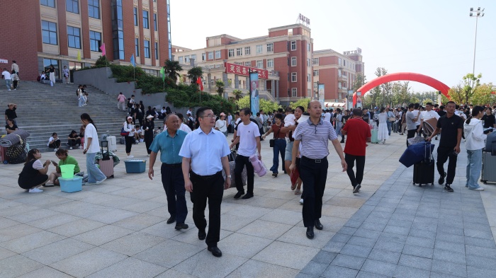 宿州工业学校喜迎2024级新生报到入学(图2)