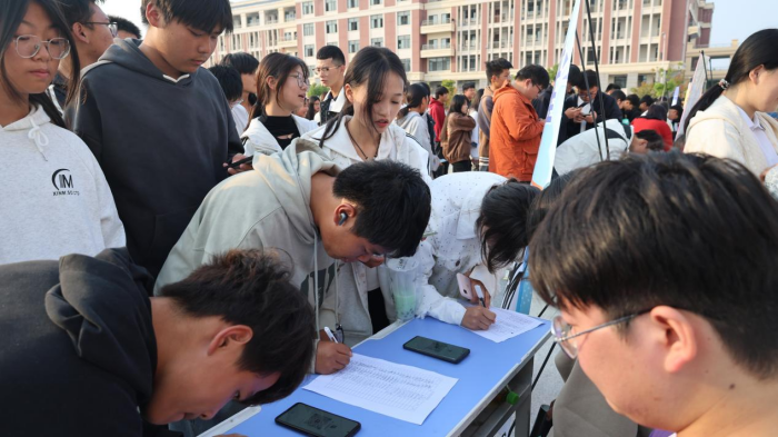 社”彩纷呈,“团”聚青春 ——宿州工业学校举行2024—2025学年社团招新活动(图4)