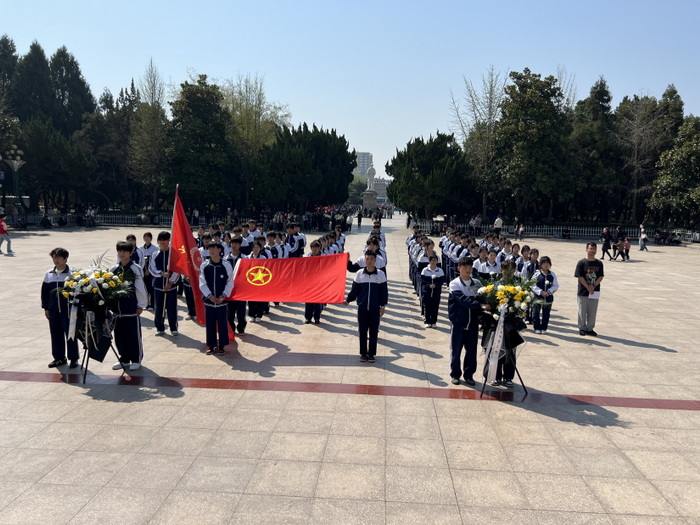 匠心承英烈 青春绽芳华 ——宿州工业学校开展清明祭扫活动(图2)
