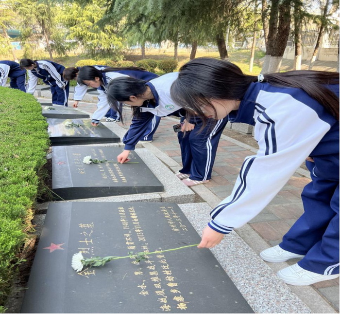匠心承英烈 青春绽芳华 ——宿州工业学校开展清明祭扫活动(图4)