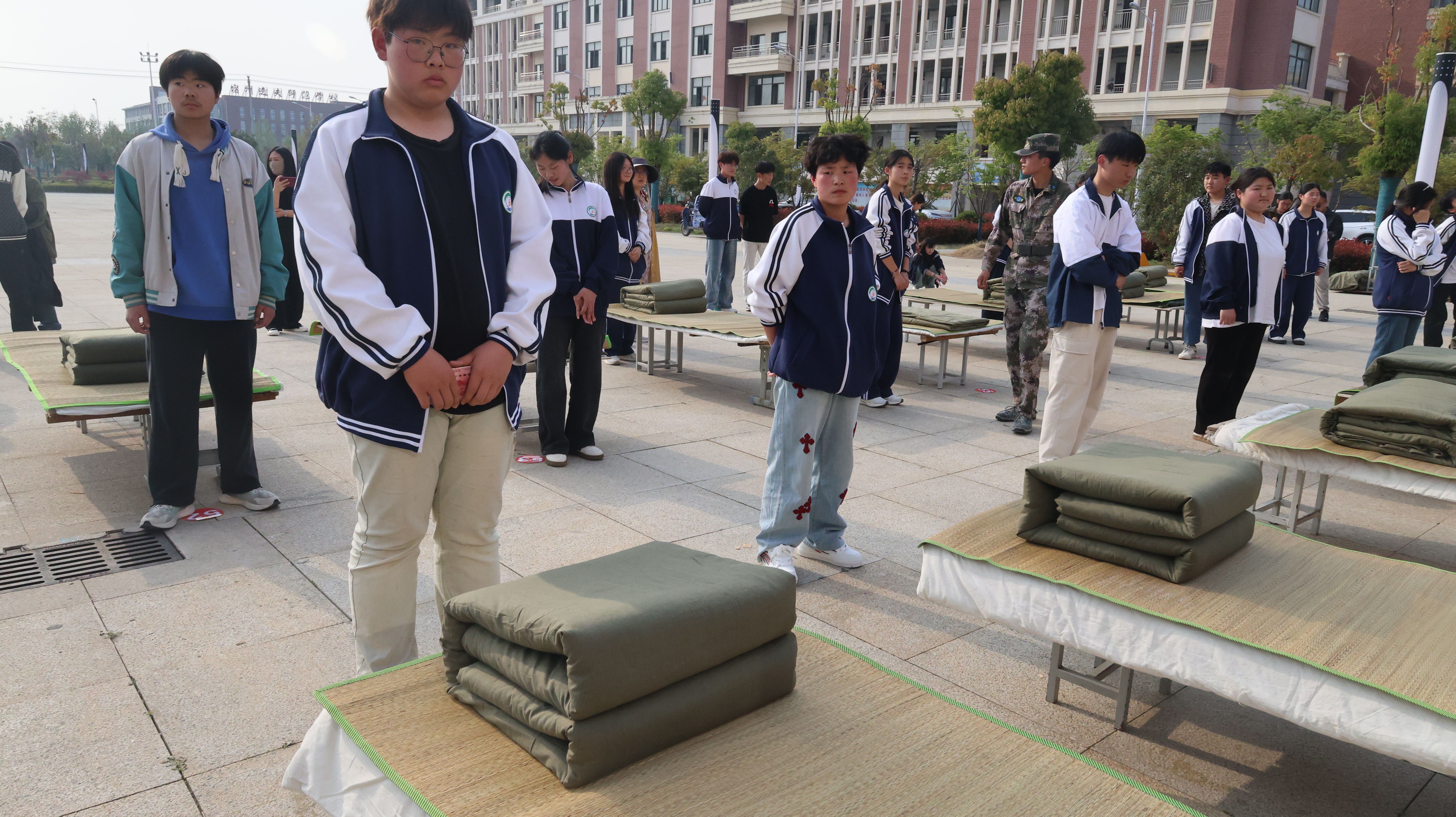 一棱一角磨砺工匠品格  一招一式传承匠心精神 ——宿州工业学校举行叠军被比赛活动(图4)