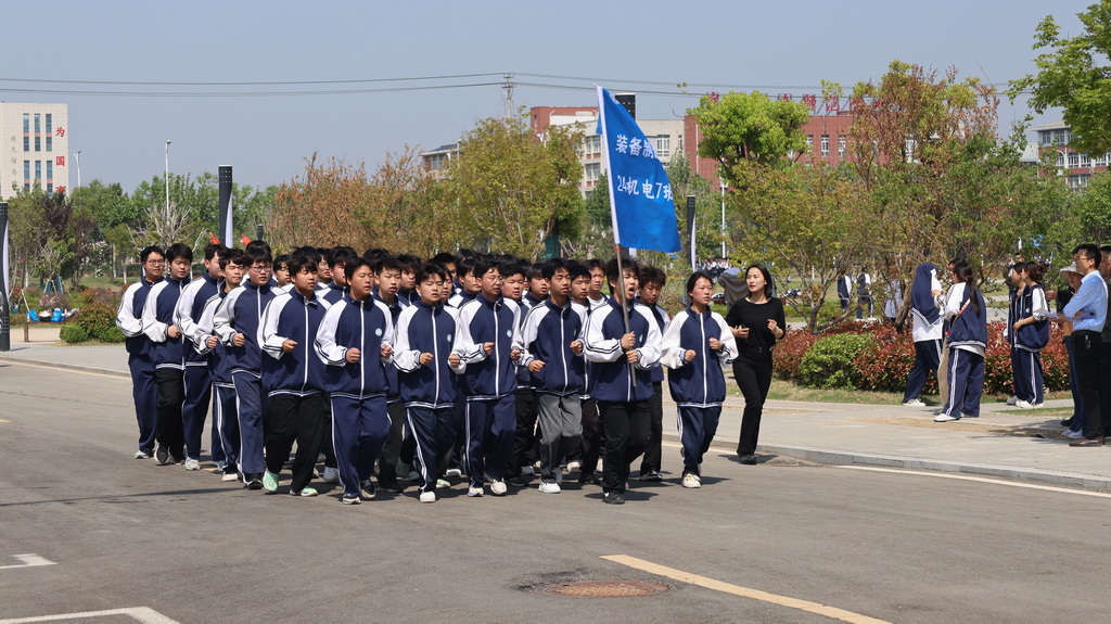 青春跃动展风采 匠心凝聚铸班魂 ——宿州工业学校2025年班级跑操比赛圆满举行(图5)