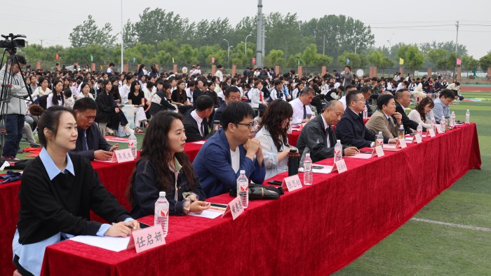 宿州工业学校举办“红歌嘹亮传薪火 青春飞扬谱新篇”合唱比赛(图2)