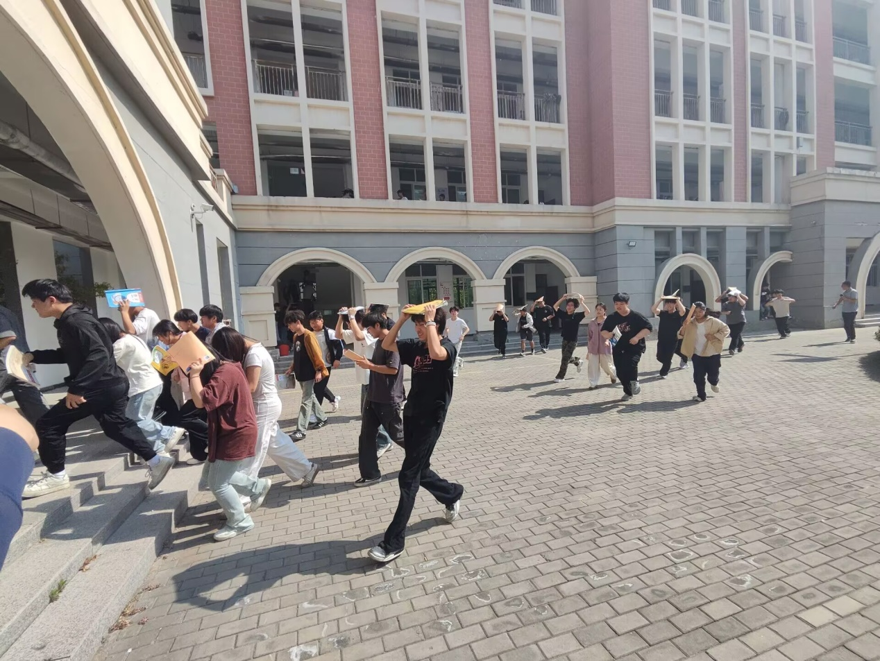 宿州工业学校举行防灾减灾地震演练,筑牢校园安全“生命线”(图1)