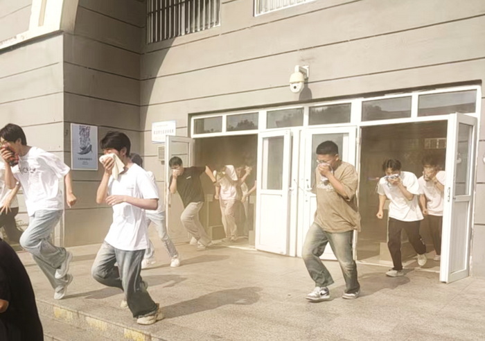 以“练”筑防 安全“宿”行——宿州工业学校开展学生宿舍消防安全综合演练(图2)