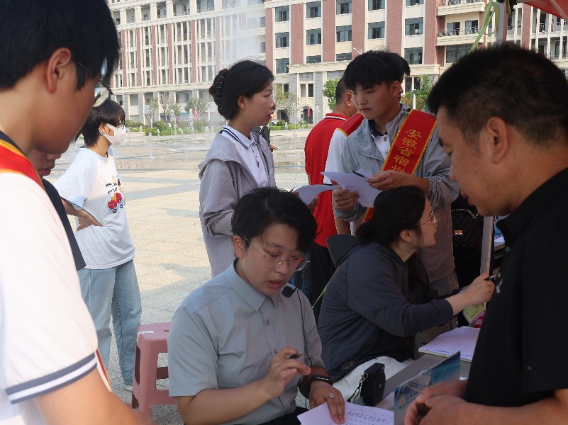 金秋送爽喜迎新颜，匠心筑梦启航新程  ——宿州工业学校2025级新生报到工作圆满完成(图2)