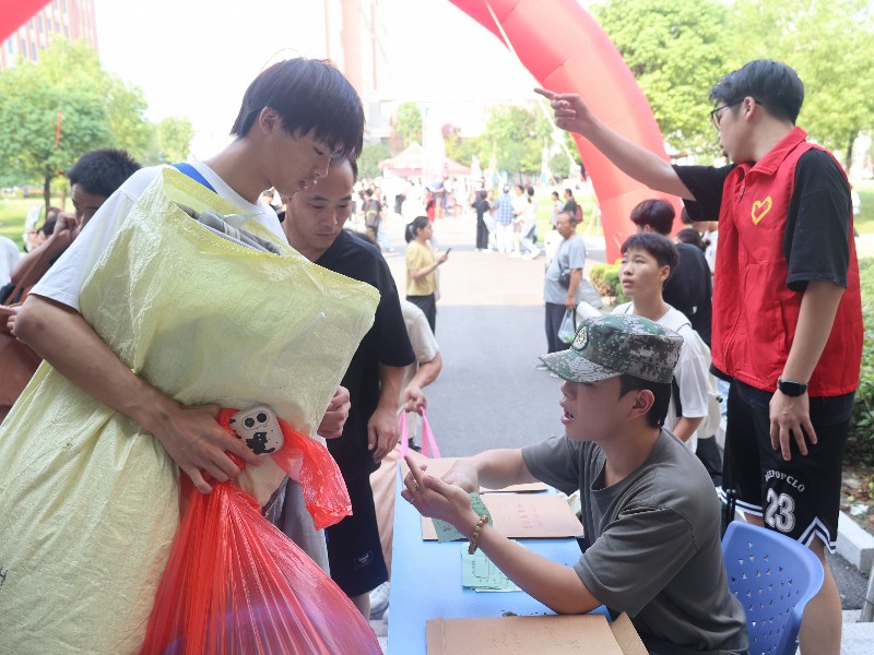 金秋送爽喜迎新颜，匠心筑梦启航新程  ——宿州工业学校2025级新生报到工作圆满完成(图3)