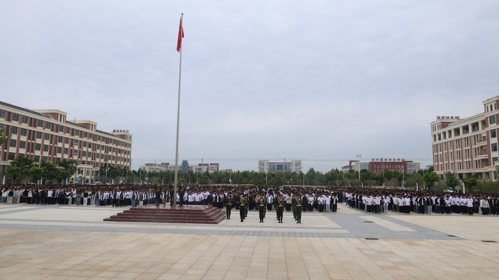 逐梦新起点，扬帆正当时       —— 宿州工业学校举行新学期第一次升旗仪式(图1)