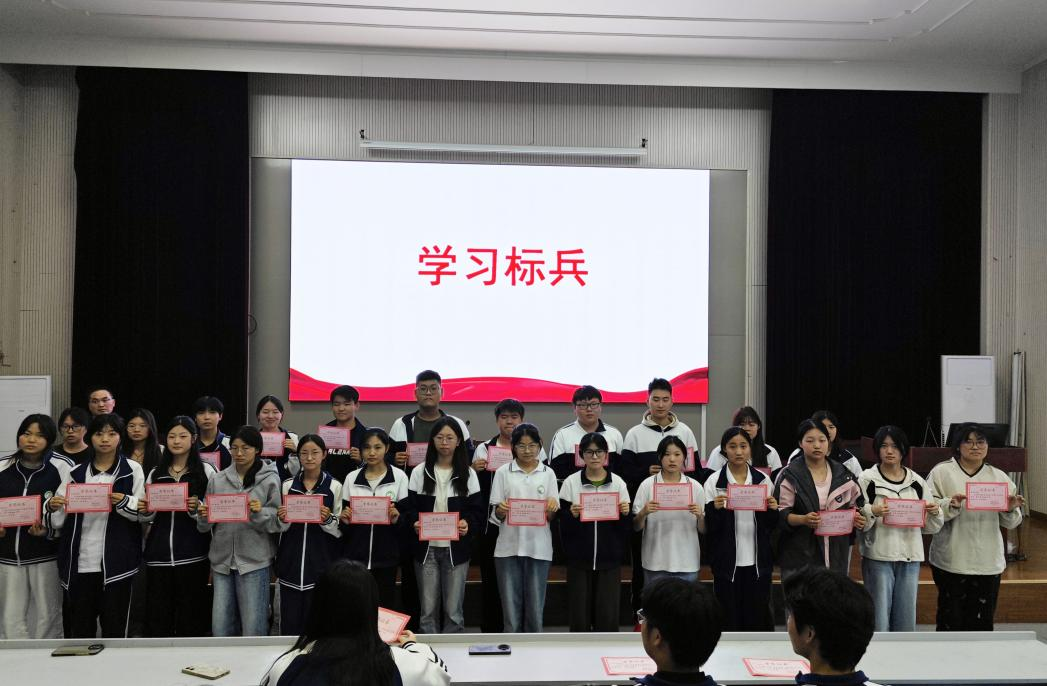 表彰先进树榜样 砥砺前行启新程  —宿州工业学校信息工程系召开2024-2025学年第二学期表彰大会(图2)