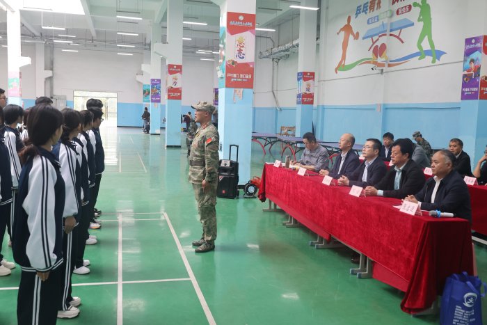 青春淬炼展英姿  ——宿州工业学校举行2025级新生军训会操暨总结表彰大会(图2)