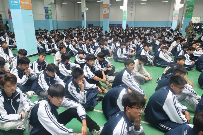 青春淬炼展英姿  ——宿州工业学校举行2025级新生军训会操暨总结表彰大会(图3)