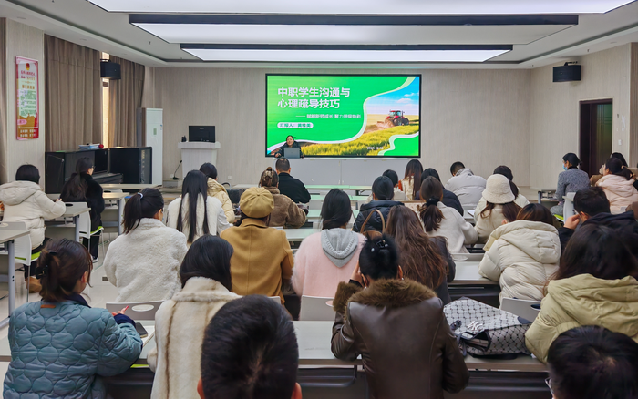 聚焦沟通疏导 赋能新师成长——杨雪侠班主任工作室系列活动第二模块顺利开展(图1)