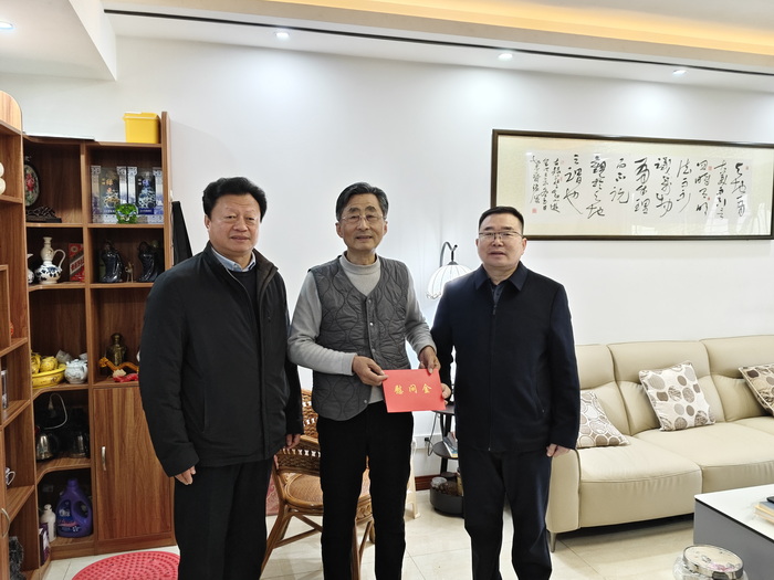 宿州工业学校春节前夕走访慰问退休教职工(图1)